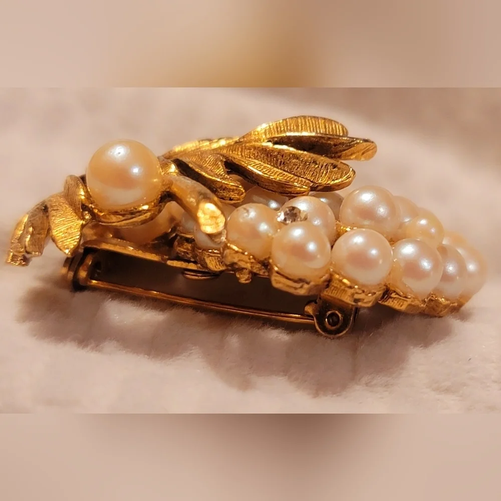 VINTAGE UNSIGNED FAUX PEARL GRAPE CLUSTER GOLD JEWELRY PIN/BROOCH